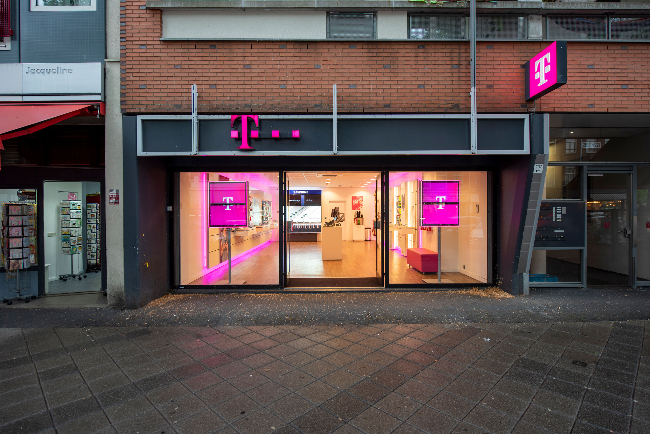 Afbeelding van T-Mobile Shop Amsterdam 1e van Swindenstraat.