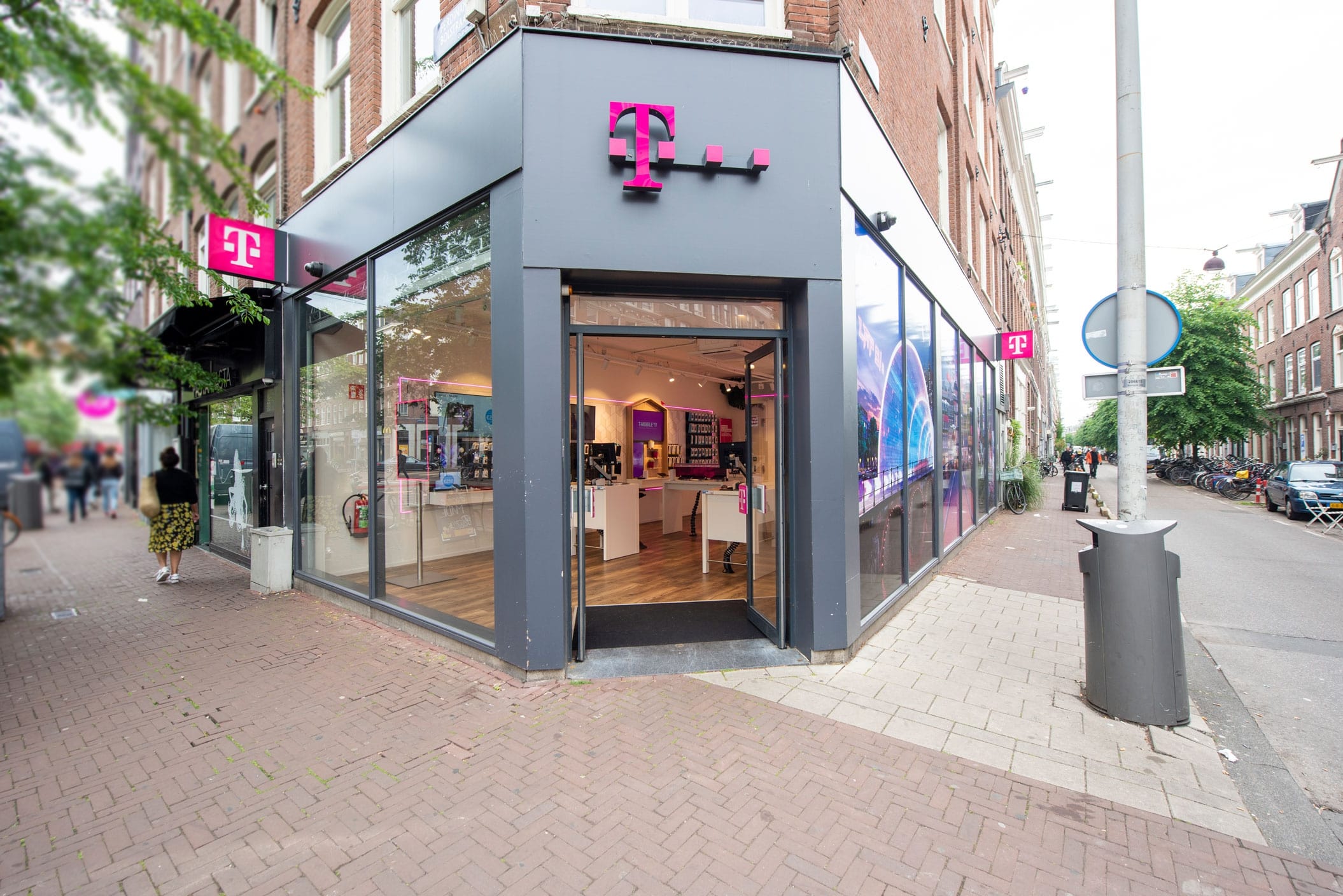 Afbeelding van T-Mobile Shop Amsterdam Ferdinand bolstraat.