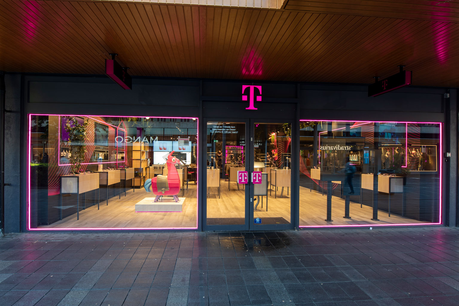 Afbeelding van T-Mobile Shop Rotterdam Lijnbaan.